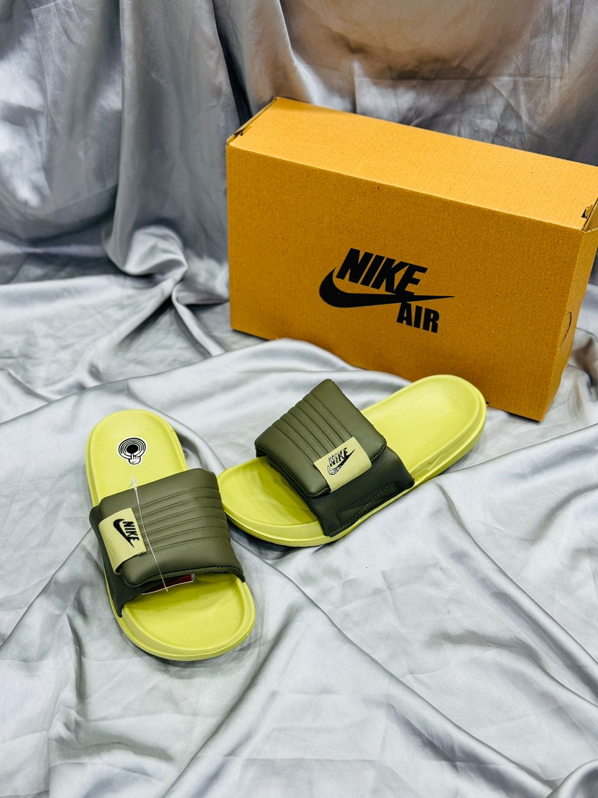 NK OFFCOURT ADJUST SLIDE - Yellow/Green