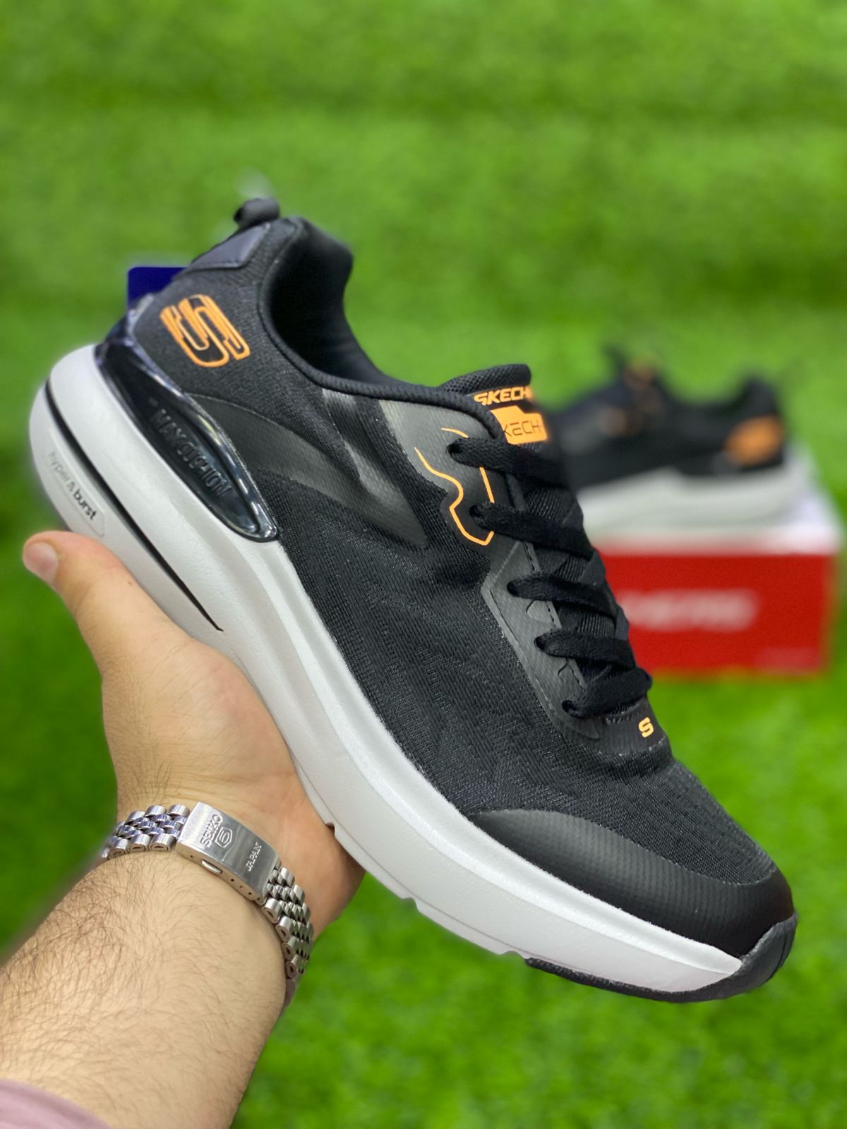 Sketcher hyper burst Black white